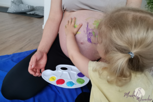 Mamas Babybauch bemalen